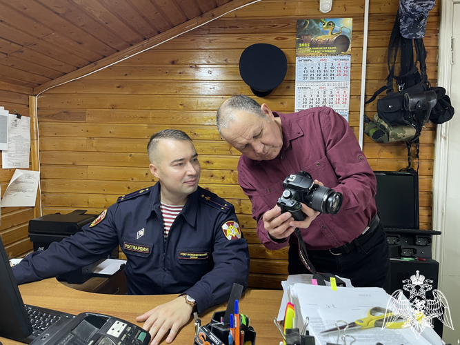 В Сыктывкаре офицер Росгвардии рассказал о службе во вневедомственной охране журналисту газеты «Коми му»