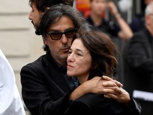 Шарлотта Генсбур, Катрин Денёв и Ванесса Паради простились с Джейн Биркин