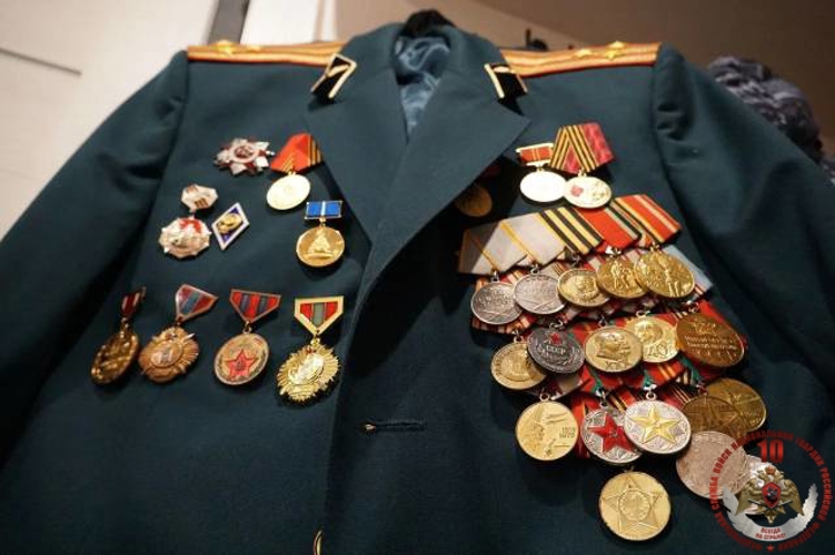 Новгородские росгвардейцы навестили 100-летнего ветерана Великой Отечественной войны