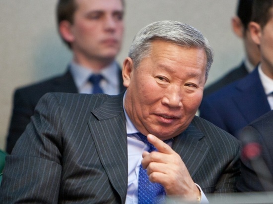 «Моя семья – это весь мой город»: экс-мэр Улан-Удэ издал книгу воспоминаний