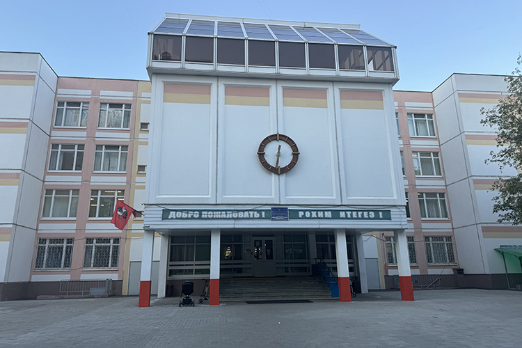 Как утверждает наш источник, на мероприятии хотели проголосовать за присоединение школы №1186 к соседней №2010. Но накануне вечером департамент образования внезапно попросил перенести собрание как минимум на неделю