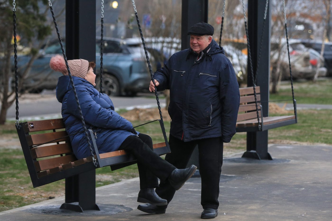 В сквере на Серебрякова обустроили места для отдыха, спорта и детских игр