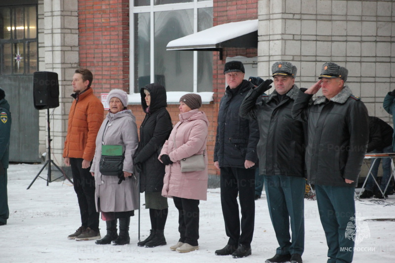 В центре Новосибирска открыли два мурала в честь пожарных
