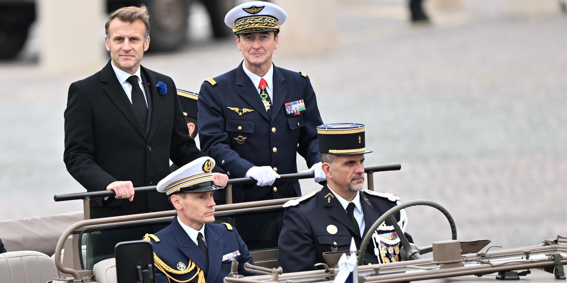 Президент Франции Эммануэль Макрон и начальник Генерального штаба Фабьен Мандон на церемонии, посвященной 107-й годовщине перемирия, положившего конец Первой мировой войне. Париж, 11 ноября 2025 года - ИноСМИ, 1920, 27.11.2025