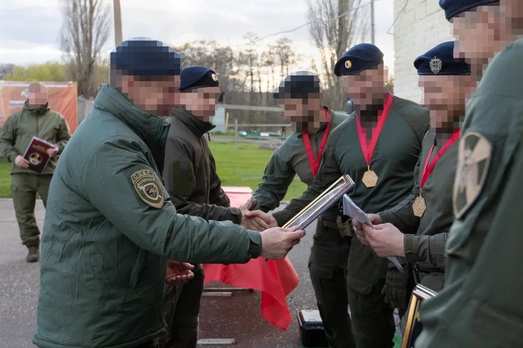 В Саратове росгвардейцы провели турнир по тактической стрельбе, посвященный юбилею ведомства (видео)