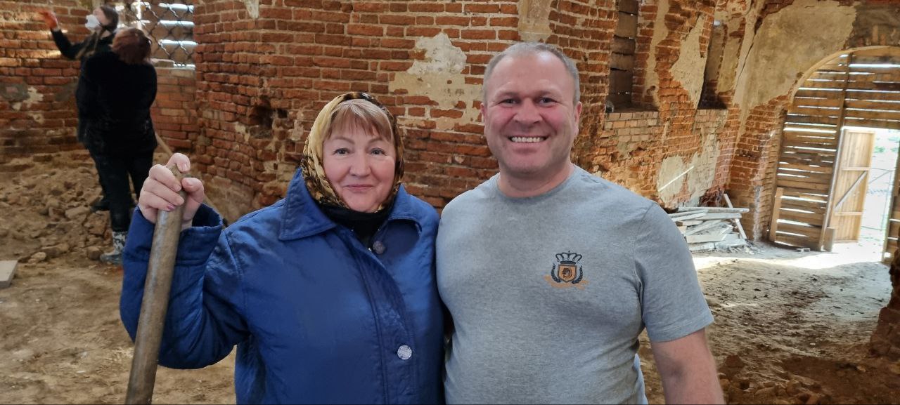 Добровольцы помогают «Белому Ирису» сохранять хрупкую старину