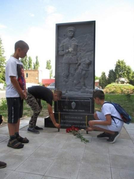 В Курской области памятник воинам-пограничникам пострадал от вандалов