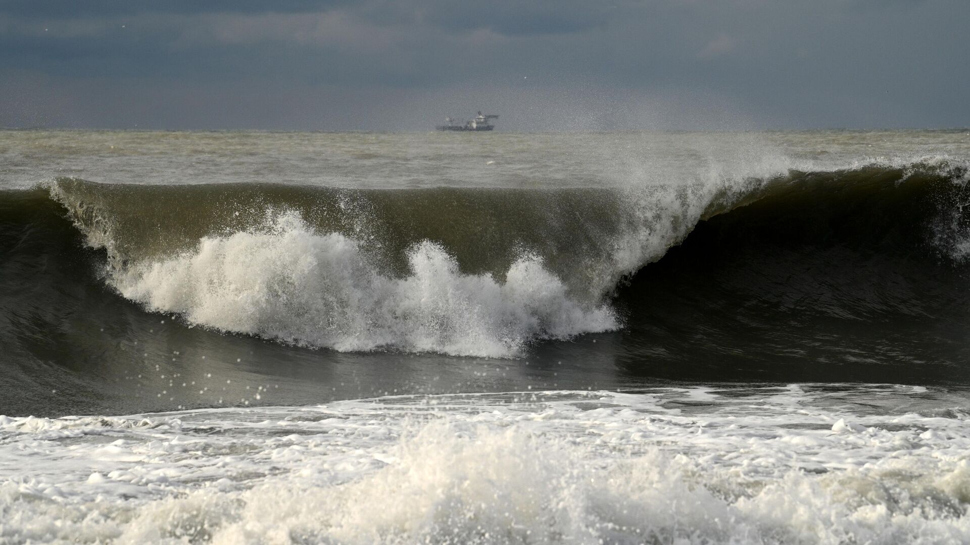 Смыло волной. Сильное волнение моря. Буря на черном море. Волна смывает город. Ураган в Крыму.