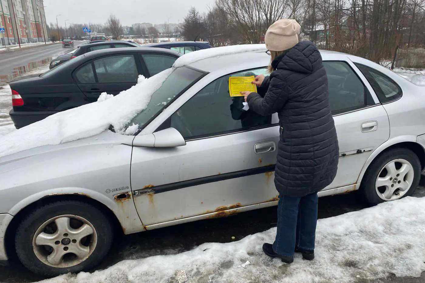Припаркованные автомобили получают желтые метки – что это значит?