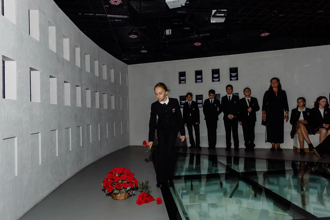 Школьники Петроградки почтили память жертв блокады на Левашовском хлебозаводе5