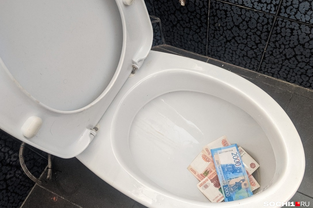 Большой туалет. Туалеты в аэропортах Китая. Нашла 700 рублей