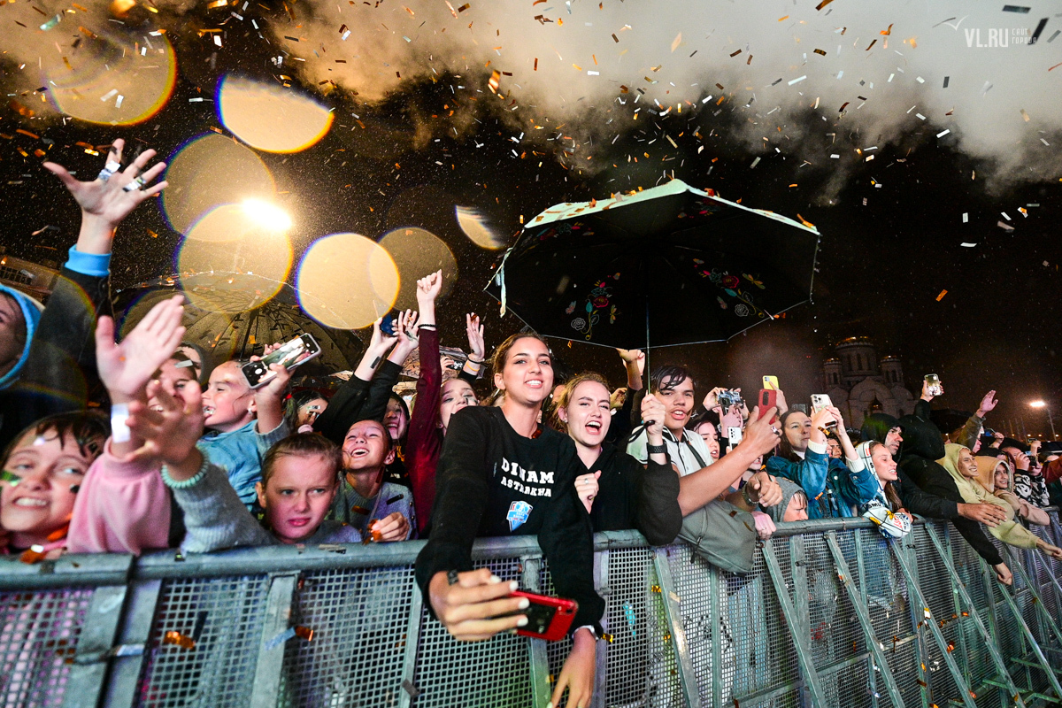 концерт клавы коки во владивостоке 2022. концерт на центральной площади владивостока. клава кока концерт во владивостоке. концерт клавы коки во владивостоке 2022. концерт под дождем.