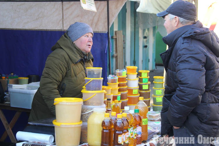 Медвежья дудка, забрус и восковая моль: в Омске прошла ярмарка меда