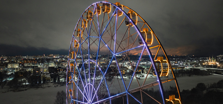 В Ярославле из-за ледяного дождя приостановило работу колесо обозрения