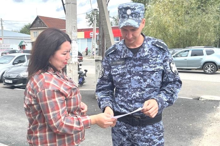 В Оренбургской области росгвардейцы проводят акцию «Безопасный дом, подъезд, квартира»