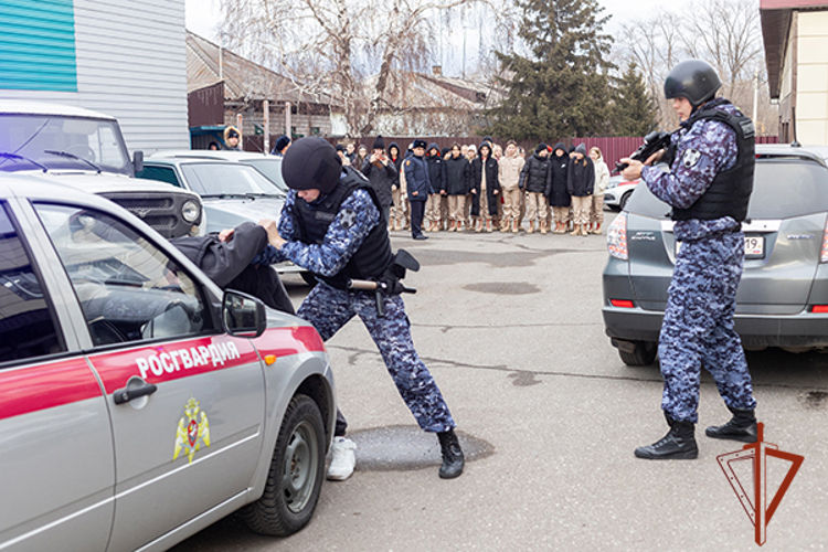 В Хакасии росгвардейцы провели дни открытых дверей для кадетов и юнармейцев