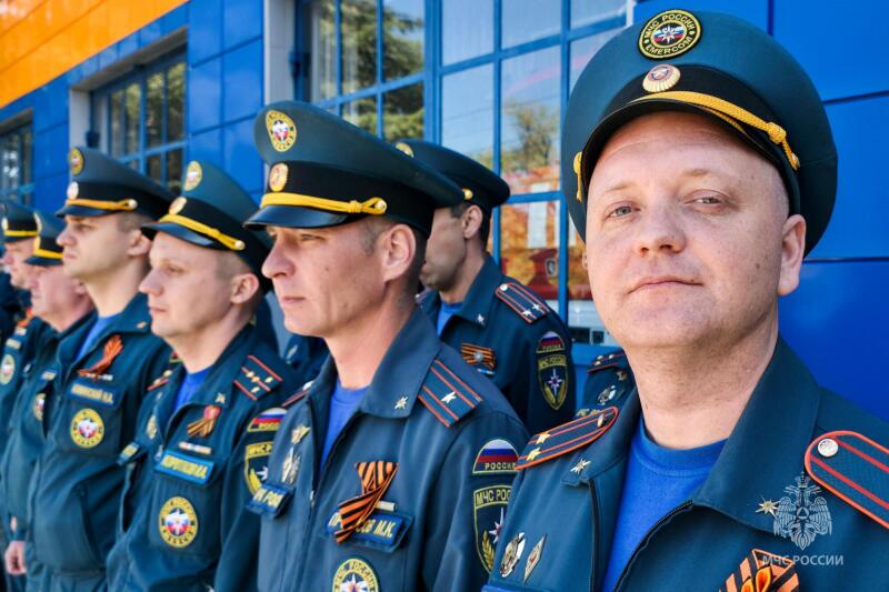 Знамя Победы подняли в МЧС России по Севастополю