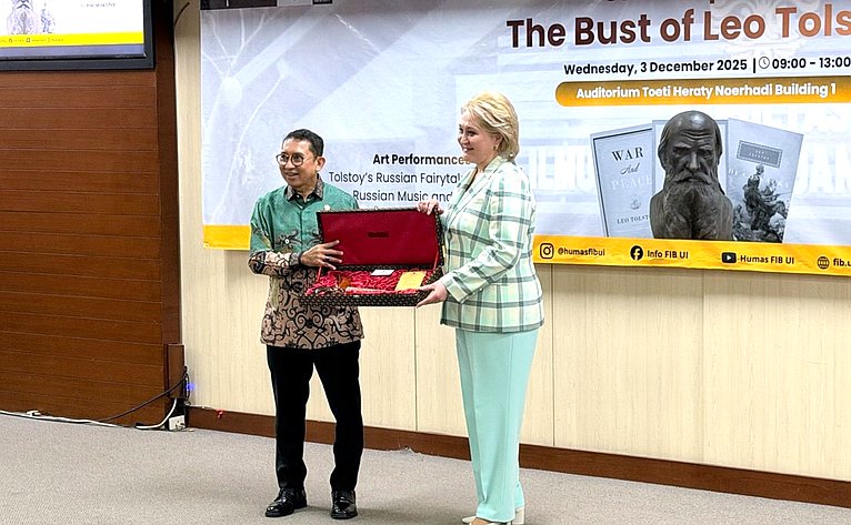 Делегация Совета Федерации в Университете Индонезии в Джакарте приняла участие в церемонии открытия бюста Л.Н. Толстому