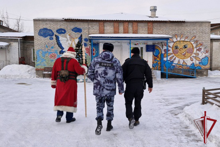 Росгвардейцы Бурятии поздравили воспитанников детского дома «Аистёнок» с Новым годом