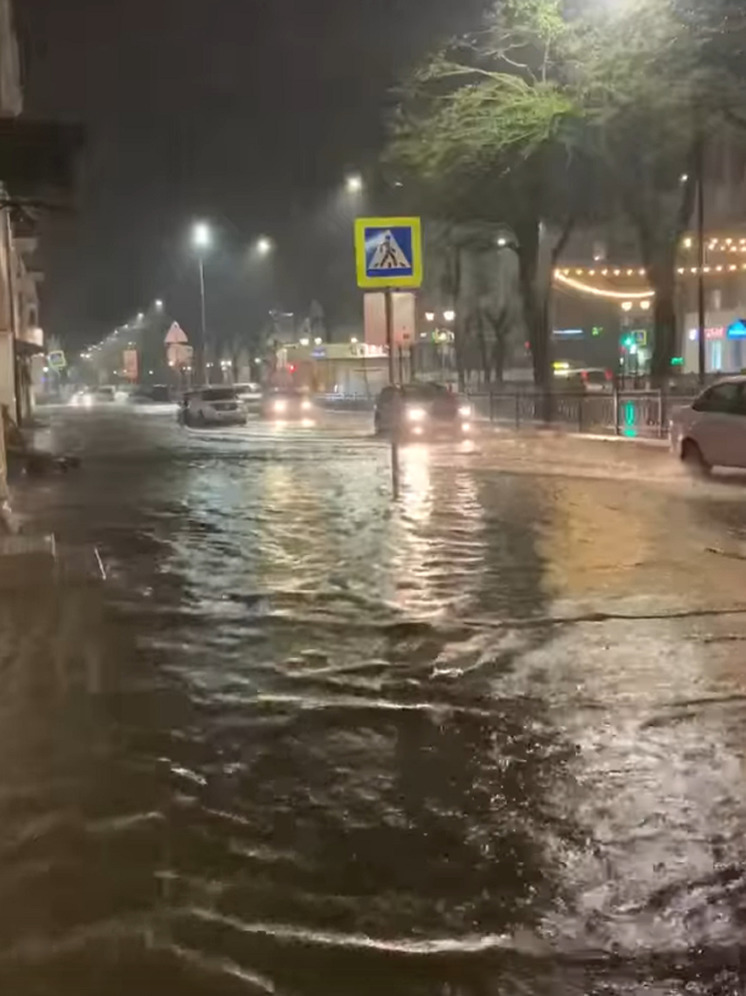 В Твери после сильного дождя бульвар Радищева ушел под воду
