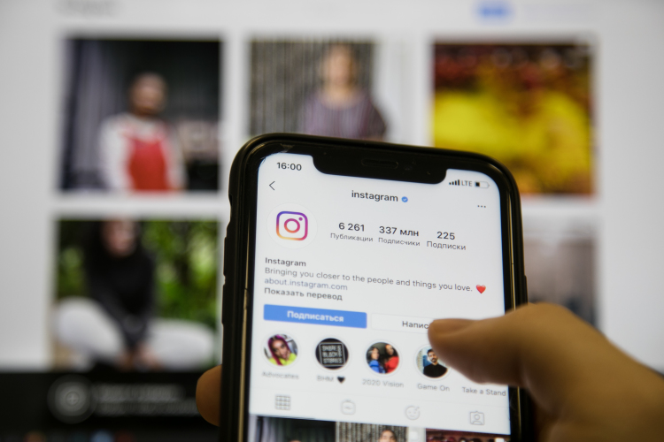 «Закон не запрещает вести аккаунты в заблокированных соцсетях после 1 сентября 2025 года. Их необязательно удалять, однако необходимо пристально следить за содержанием публикуемой информации»