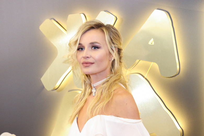 Гагарина поселилась с бойфрендом-целителем в особняке за 500 млн рублей