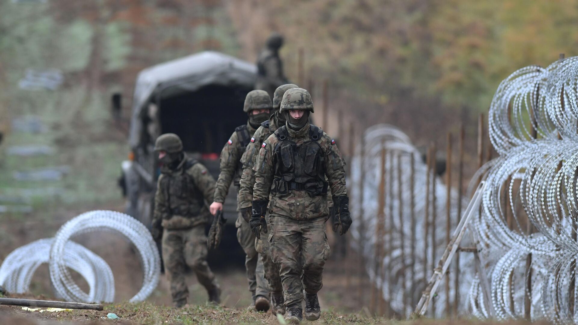 Польша строит "невиданное" заграждение на границе с Россией | Политика ...