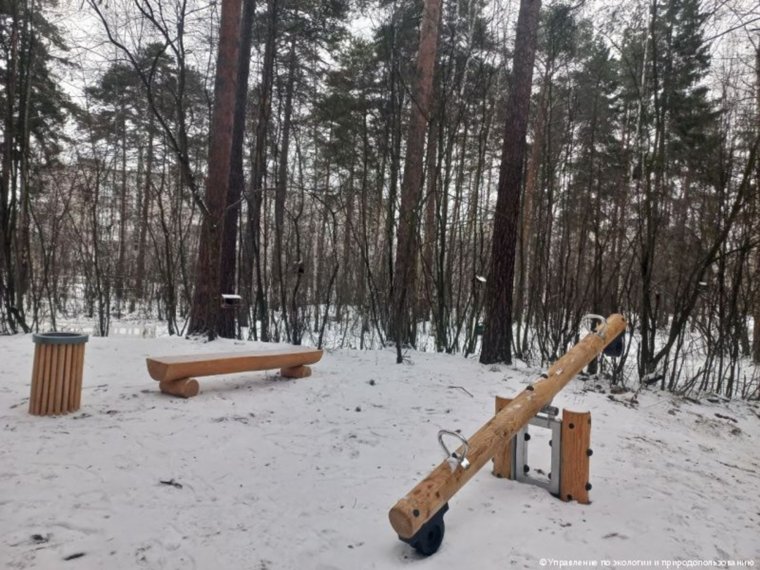 В месте отдыха оборудовали детскую площадку