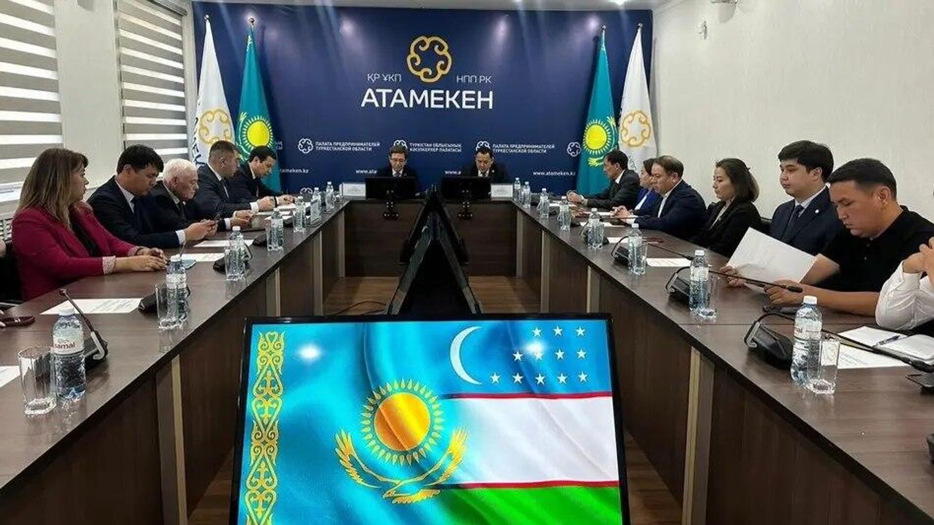 В Туркестане обсудили новые направления межрегионального сотрудничества между Узбекистаном и Казахстаном - Sputnik Узбекистан, 1920, 12.05.2026