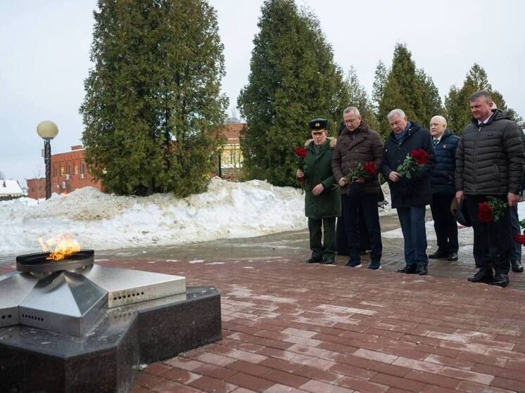 В калужском Кирове возложили цветы к воинскому мемориалу
