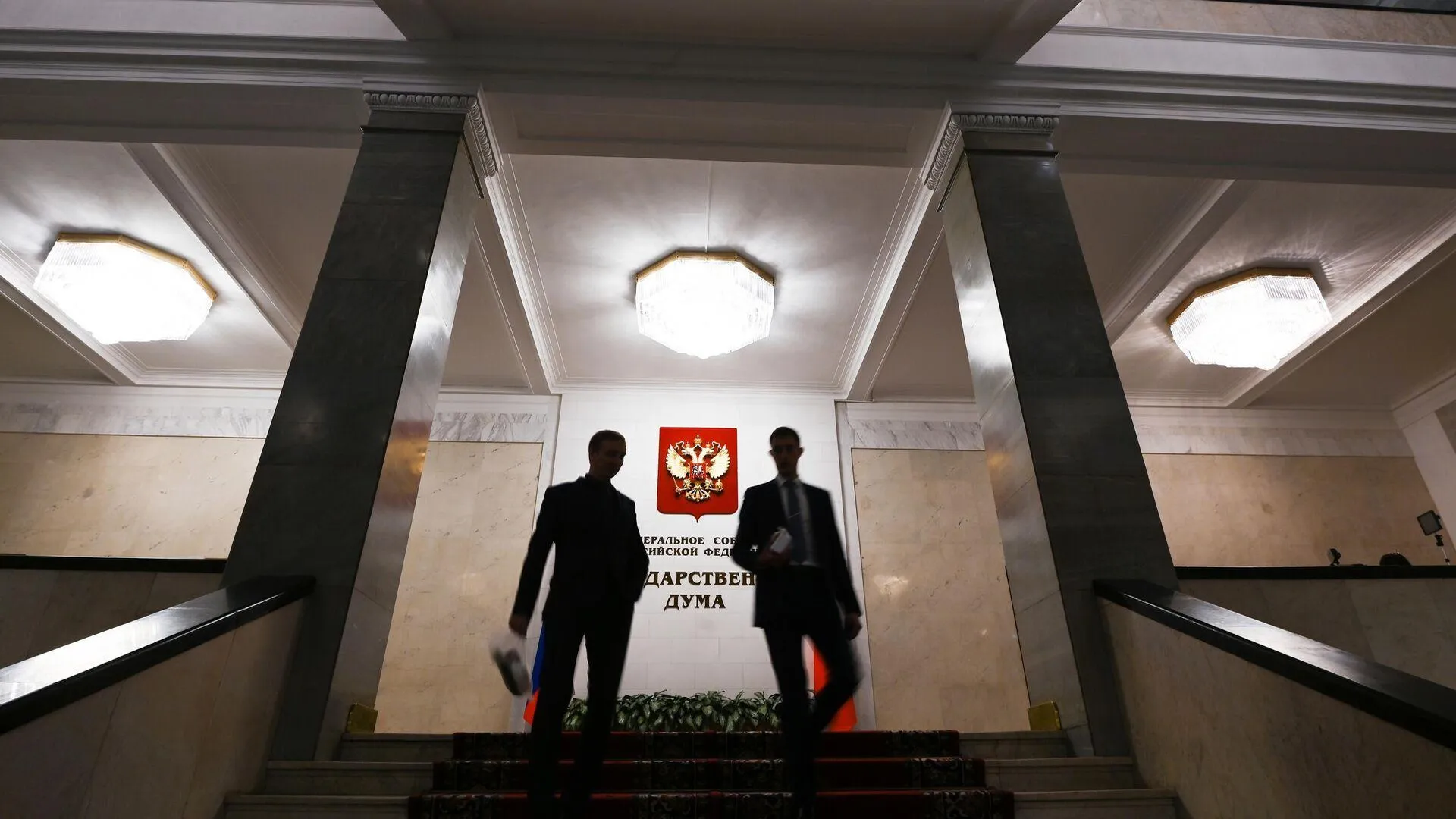 Госдума предложила законопроект. Госдума здание. Годзилла и Конг новая Империя фигурки.