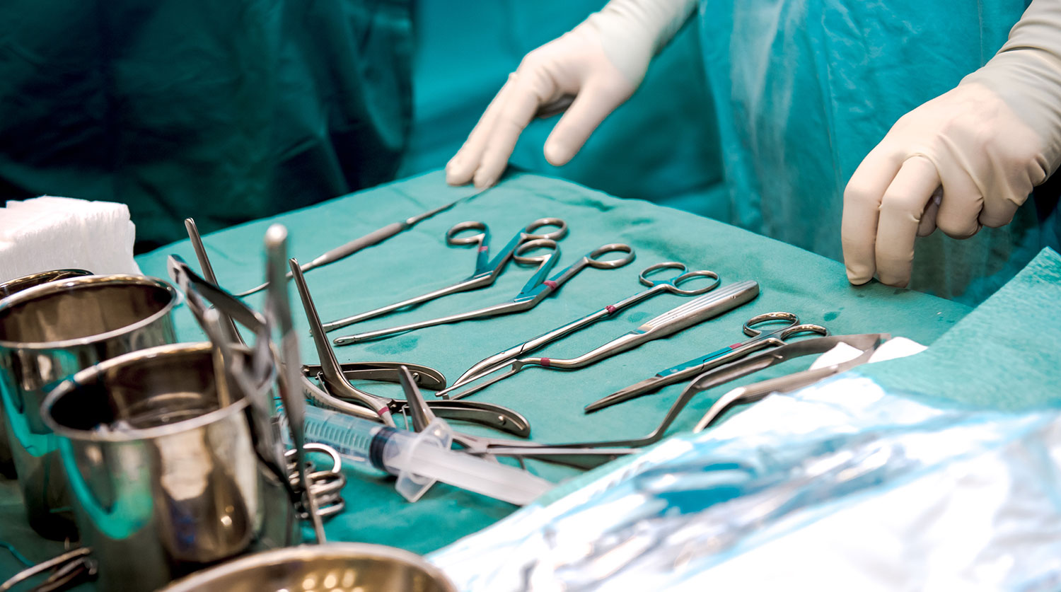 Хирургические инструменты в операционной