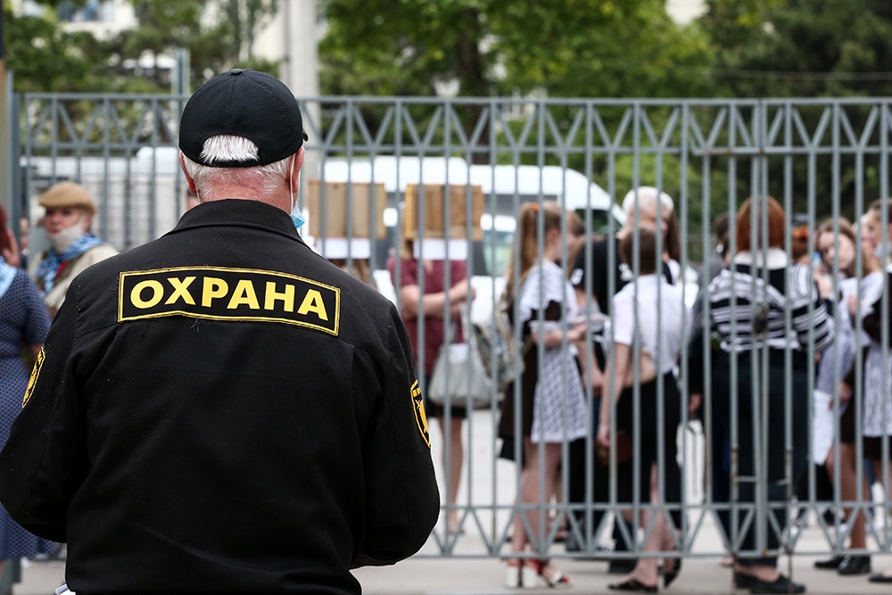 Росстандарт утвердил поправки в ГОСТ о работе охранников в школах и детсадах