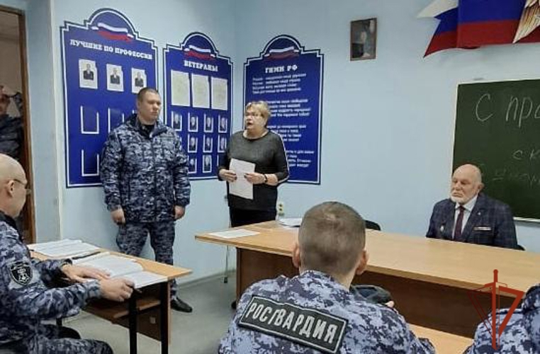 В Омске ветераны вневедомственной охраны встретились с действующими росгвардейцами