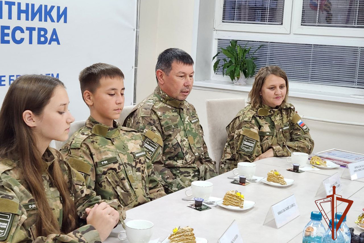 Сотрудник Росгвардии в Республике Алтай выступил наставником для семьи-финалиста Всероссийской игры «Семейная зарница»