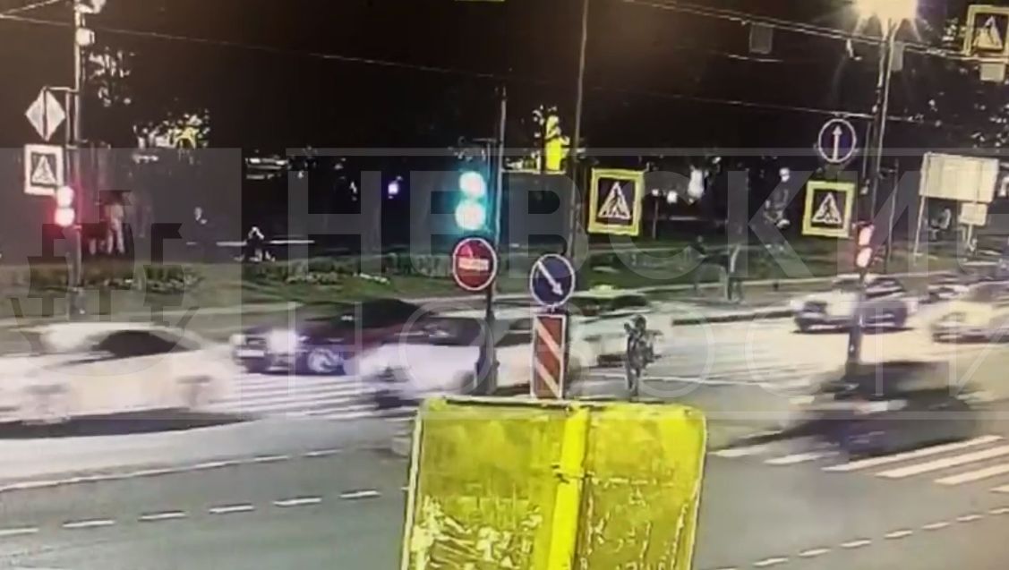 Авар я на Дворцовой. Сбили девушку на Дворцовой набережной. Авария у дворцового моста сегодня. Авария на Невского август 2019 Шкода.