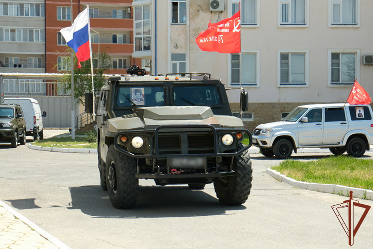 В Дагестане сотрудники Росгвардии стали участниками акции «Бессмертный автополк»