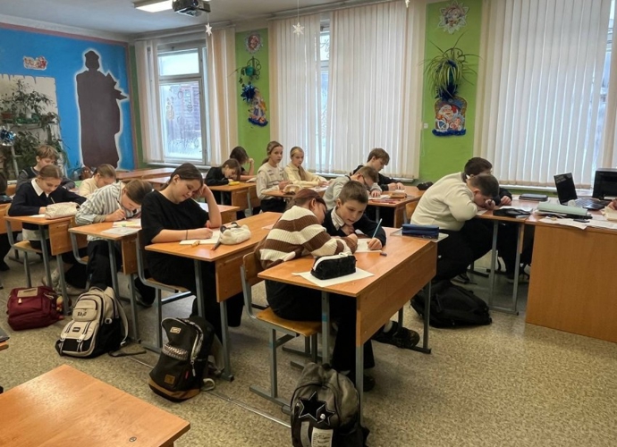 Сотрудники Росгвардии провели урок мужества для школьников в Ярославле