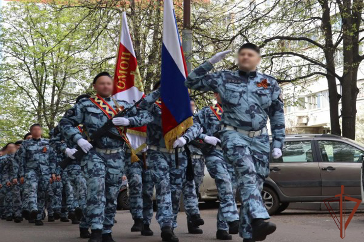 Сотрудники спецназа Росгвардии присоединились к всероссийской патриотической акции «Парад у дома ветерана» в Москве (видео)