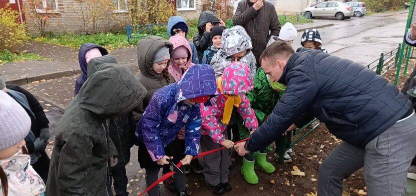 Дети режут ленточку