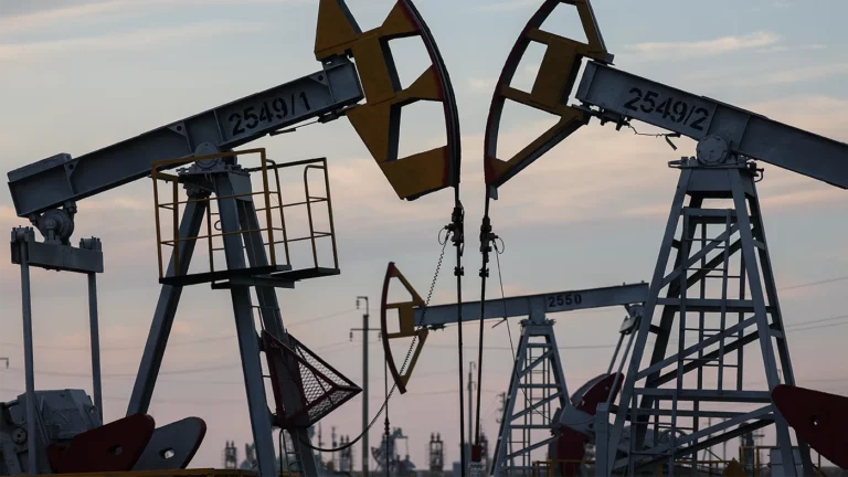 FT: Россия продает большую часть нефти без ценового потолка