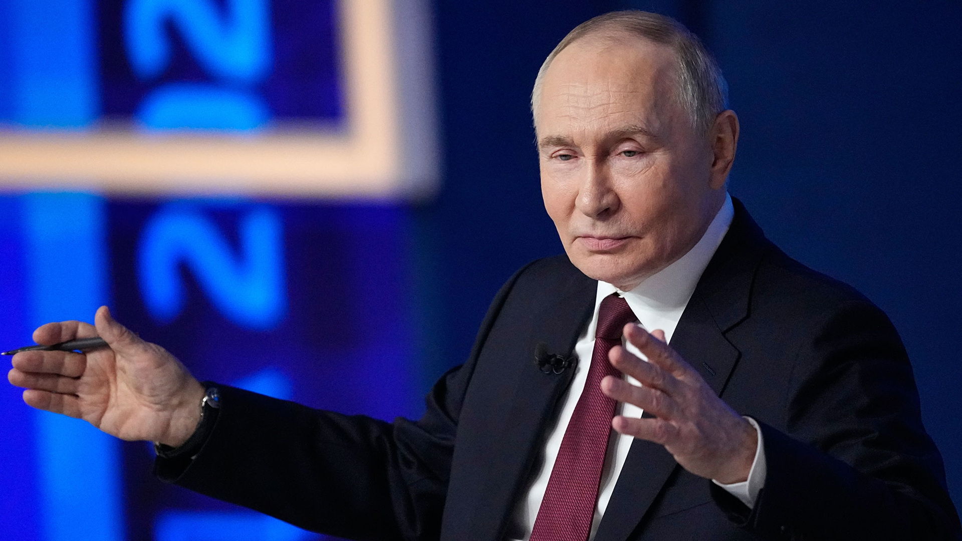 Путин: полномочия президента РФ обширны, но строго ограничены Конституцией