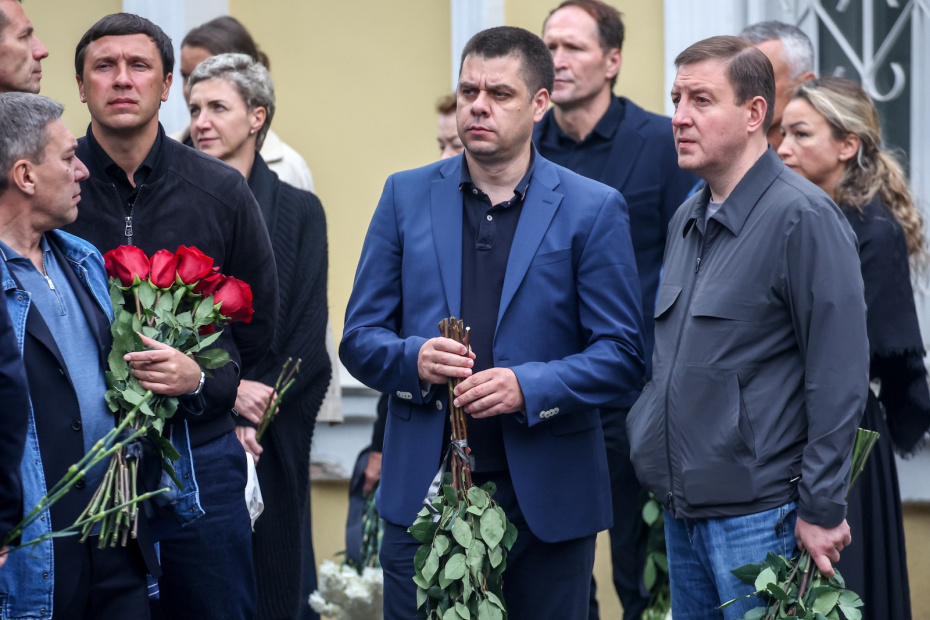 Глава Республики Алтай Андрей Турчак (справа на первом плане) перед началом церемонии похорон бывшего министра транспорта РФ Романа Старовойта