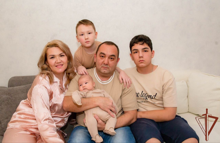 Военнослужащие и сотрудники Уральского ордена Жукова округа Росгвардии рассказали о своих семьях в День отца 