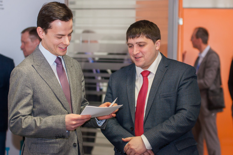 Радмир Ильдарович (справа) не скрывал, что хотел стать замруководителя исполкома Челнов. Но на должность главного по ТОСЭРам в автограде Магдеев назначил Эльдара Тимергалиева (слева)