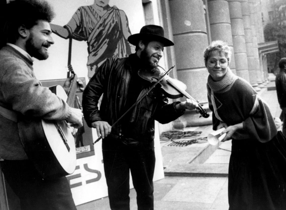 Нина Русланова вместе с уличными музыкантами во время прогулок по Арбату в рамках 8-го Московского Международного кинофестиваля, 1973 год