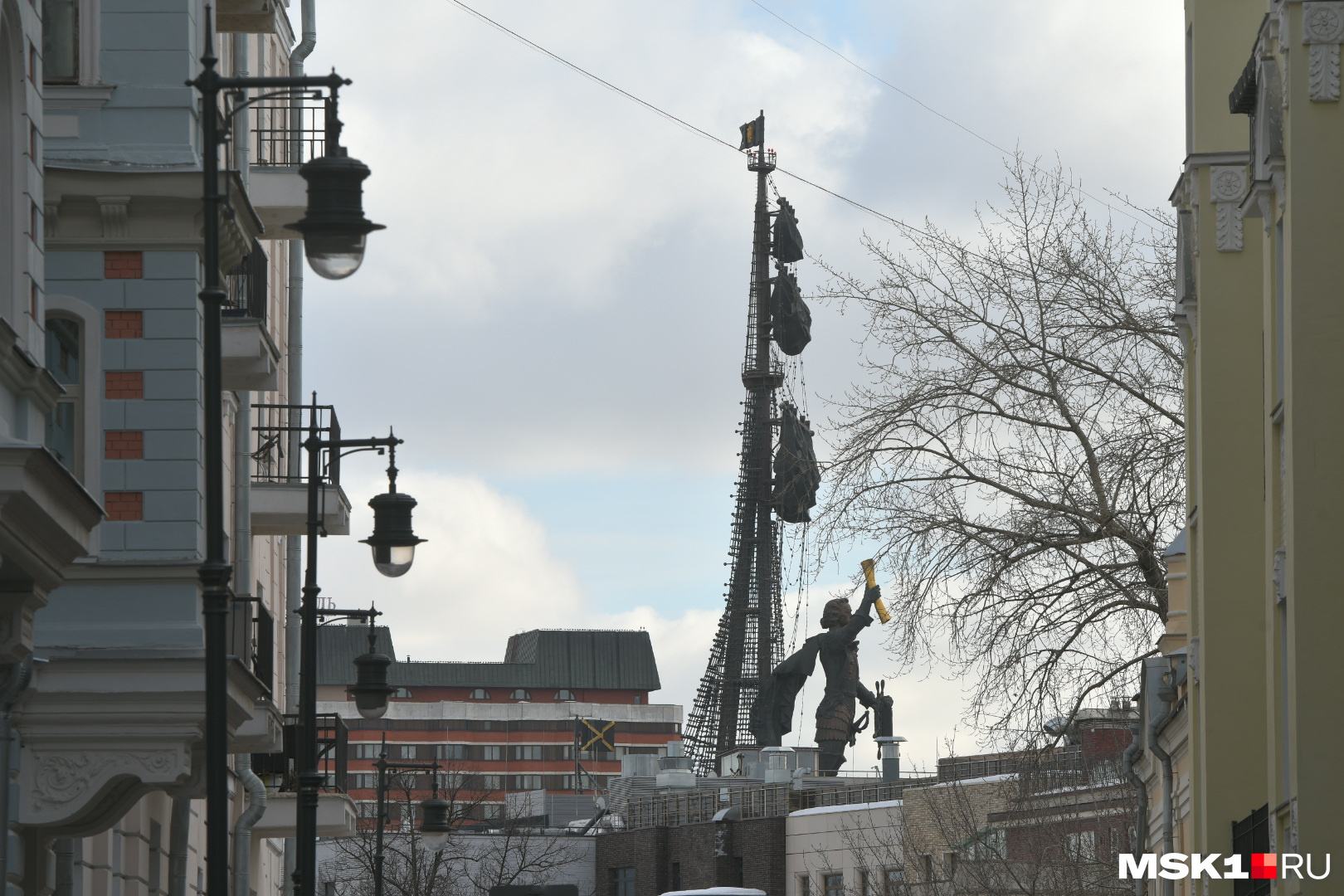 Вид на памятник Петру Первому на острове у Кремля