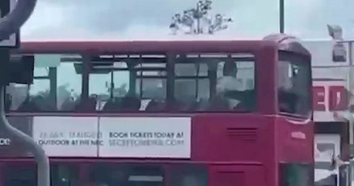 «Зачатие в автобусе»: британцы живо обсуждают прилюдный секс парочки в Бирмингеме