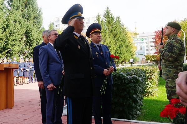 В УФСИН России по Алтайскому краю почтили память сотрудников, погибших при выполнении служебных обязанностей.