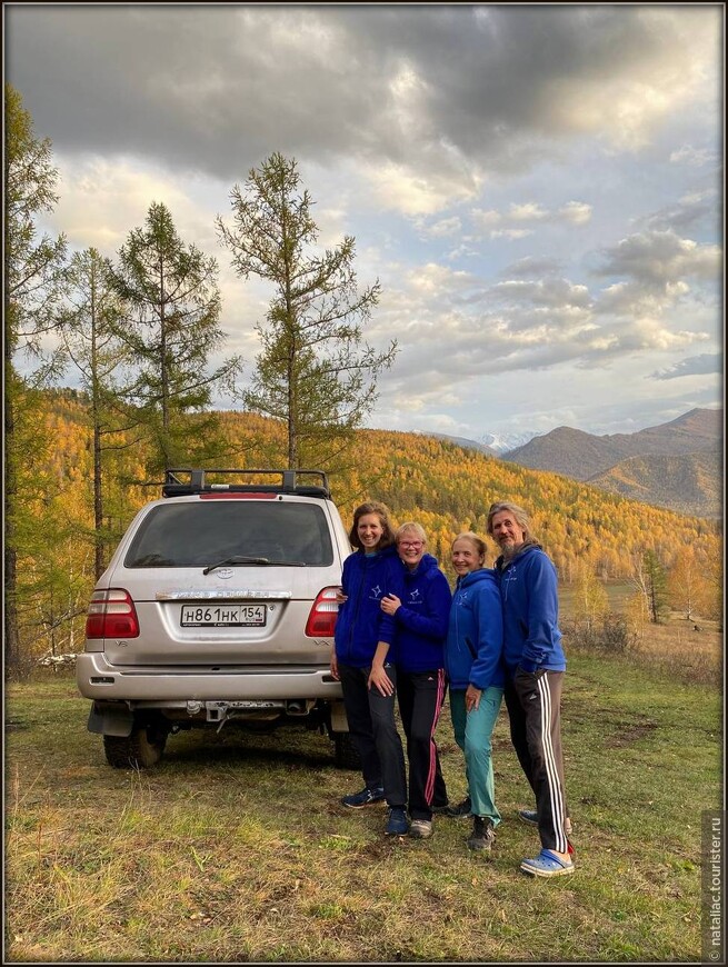 Слева направо: Даша, наша гид-инструктор; Маша -администратор и замечательный повар; директор базы; и Александр-водитель, гусляр. Все замечательные! 